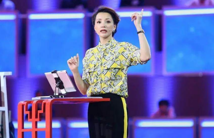 中国诗词大会|诗词大会董卿现场作诗，送给卖馒头的大叔，导师康震听完赞其有才