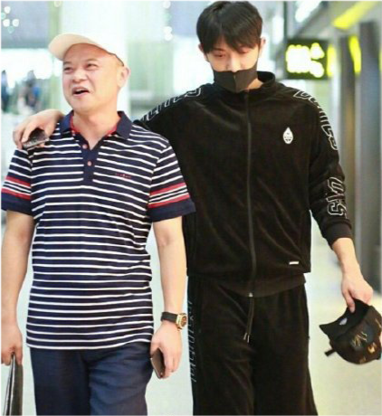 黄子韬|黄子韬父亲突然去世，工作室沉痛发文：痛失至亲。年仅52岁