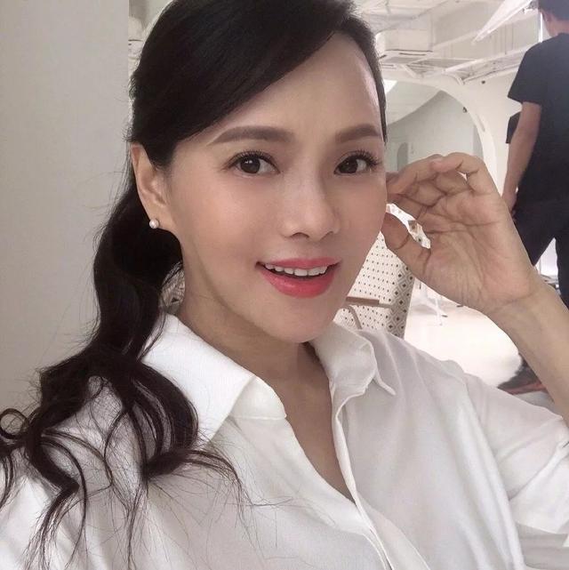 乘风破浪的姐姐|52岁伊能静状态如少女？白皙肌肤没皱纹，原来每年砸百万在脸上