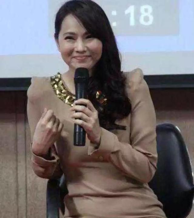 乘风破浪的姐姐|52岁伊能静状态如少女？白皙肌肤没皱纹，原来每年砸百万在脸上