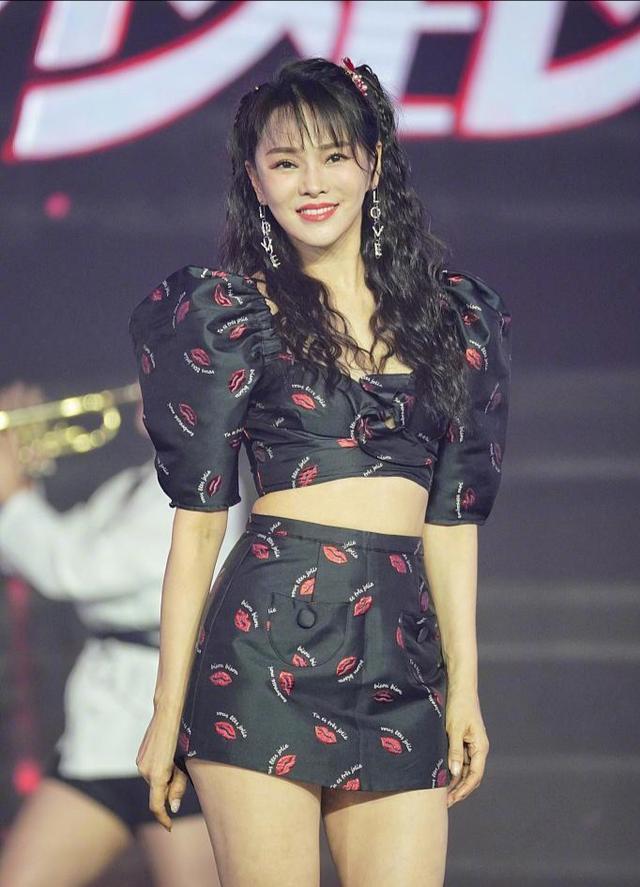 乘风破浪的姐姐|52岁伊能静状态如少女？白皙肌肤没皱纹，原来每年砸百万在脸上