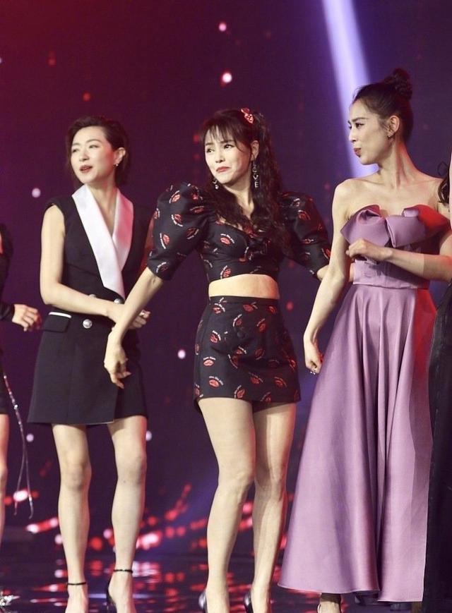 乘风破浪的姐姐|52岁伊能静状态如少女？白皙肌肤没皱纹，原来每年砸百万在脸上