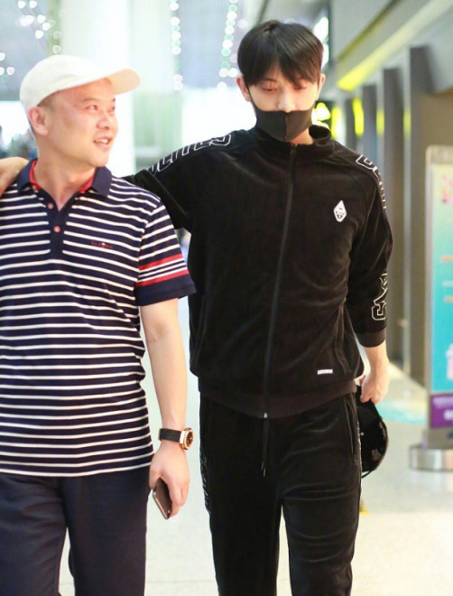 1905电影网讯9月11日,黄子韬的父亲,龙韬娱乐创始人兼执行董事黄忠东