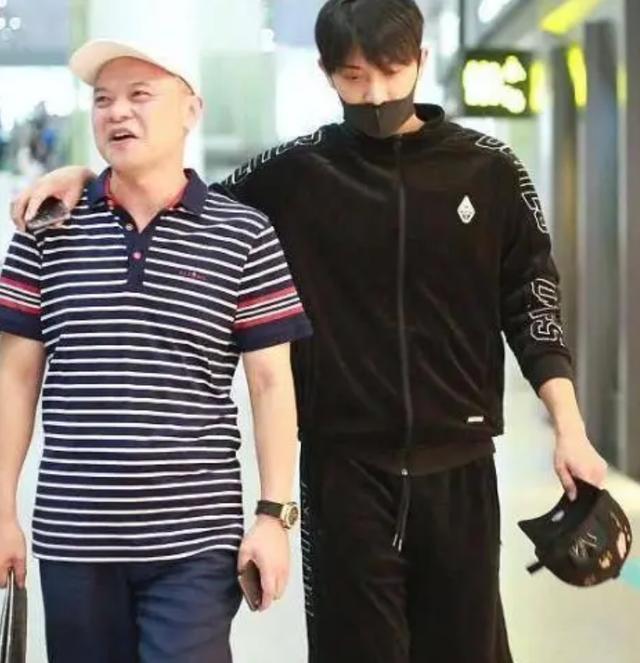 黄子韬|黄子韬父亲因病逝世，绯闻女友发文悼念，疑频繁前往青岛探望