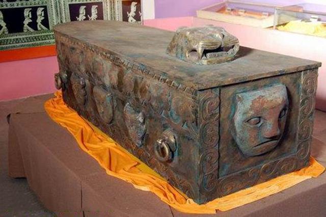 广西挖出青铜古棺棺内全是宝贝专家这是四旧必须融了