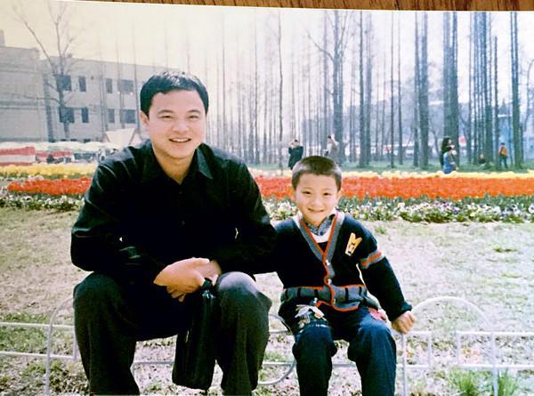 黄子韬被穷养到成年黄忠东为儿放下百亿资产公司4年前才公布豪门家业