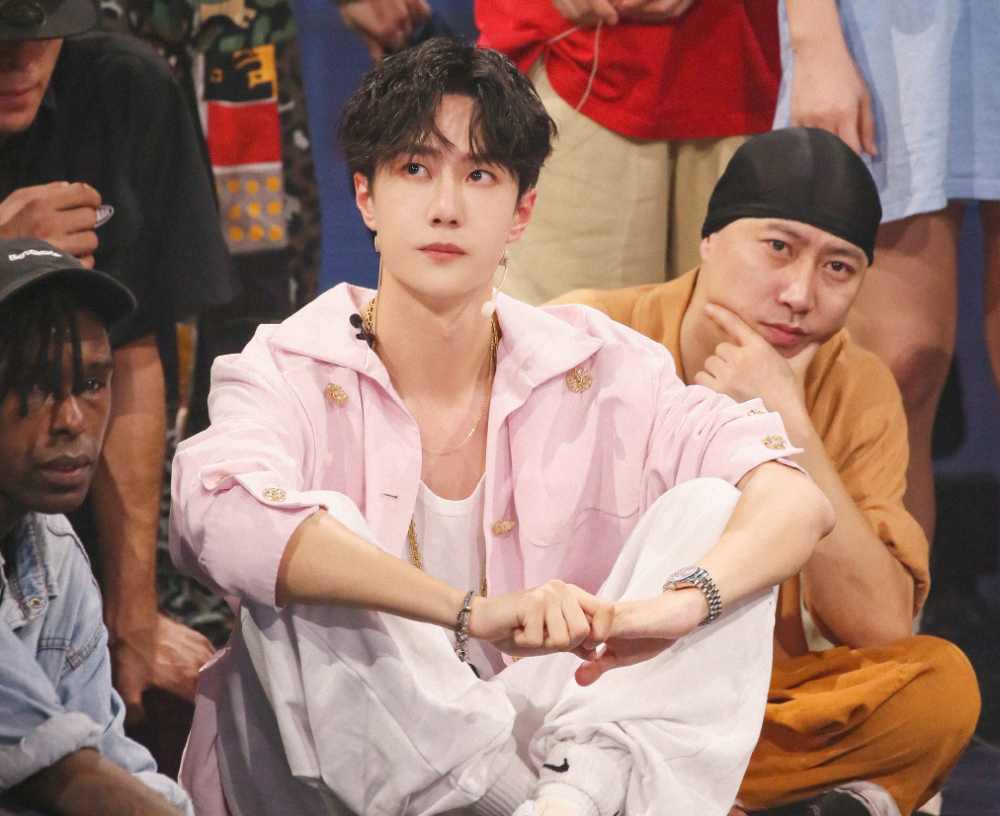 王一博|街舞：王一博被挑衅，争奇斗艳炸到姐姐，廖搏被抓住目光无处安放