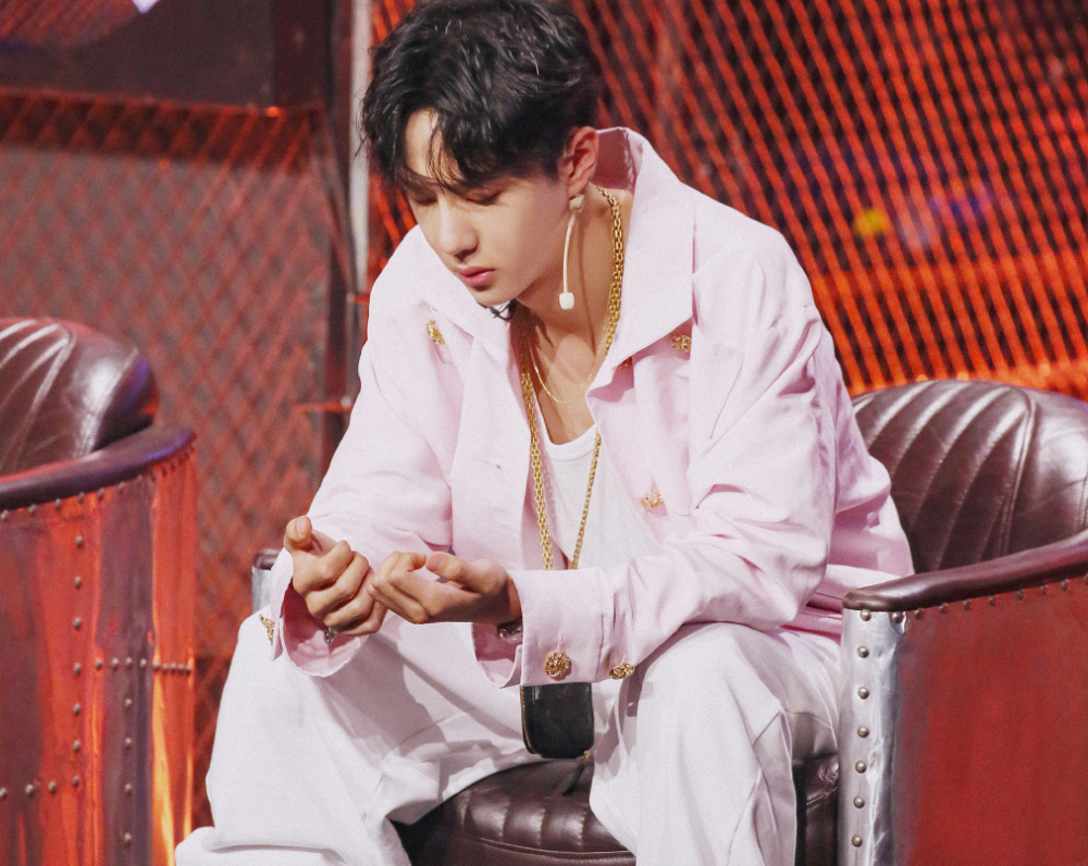 王一博|街舞：王一博被挑衅，争奇斗艳炸到姐姐，廖搏被抓住目光无处安放