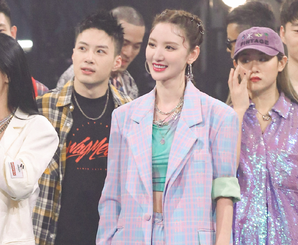 王一博|街舞：王一博被挑衅，争奇斗艳炸到姐姐，廖搏被抓住目光无处安放