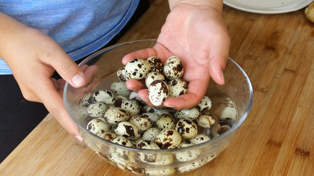 鹌鹑蛋好吃难剥皮学会这个小妙招5分钟剥一盘个个完整光滑