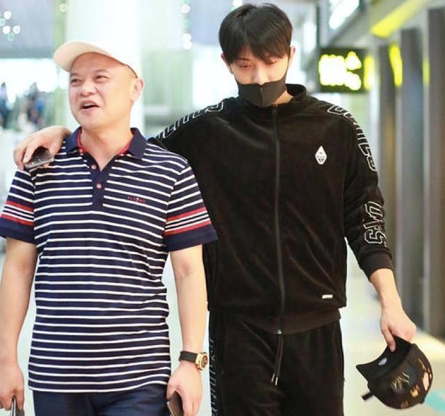 黄子韬|黄子韬爸爸因病去世年仅52岁，身价高达200亿，曾是青岛财富第7名