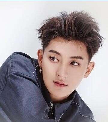 黄子韬|黄子韬爸爸因病去世年仅52岁，身价高达200亿，曾是青岛财富第7名