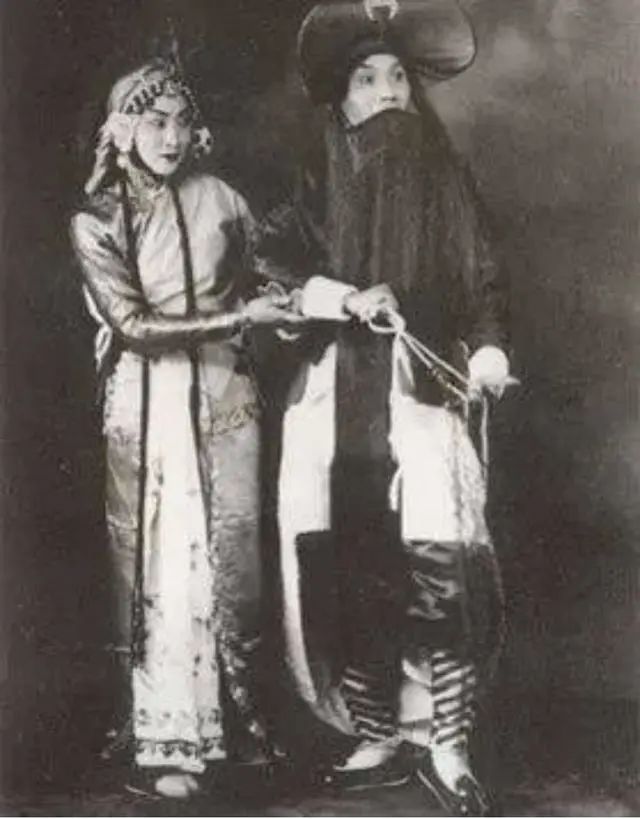 言慧珠|言慧珠：京剧世家梅兰芳爱徒，三段“惊艳”婚姻却凄凉自尽