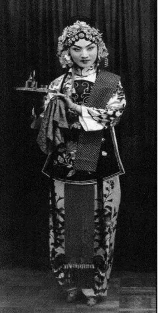 言慧珠|言慧珠：京剧世家梅兰芳爱徒，三段“惊艳”婚姻却凄凉自尽