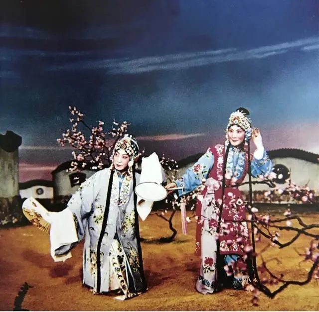 言慧珠|言慧珠：京剧世家梅兰芳爱徒，三段“惊艳”婚姻却凄凉自尽