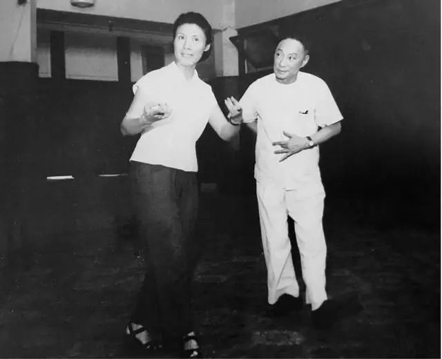 言慧珠|言慧珠：京剧世家梅兰芳爱徒，三段“惊艳”婚姻却凄凉自尽