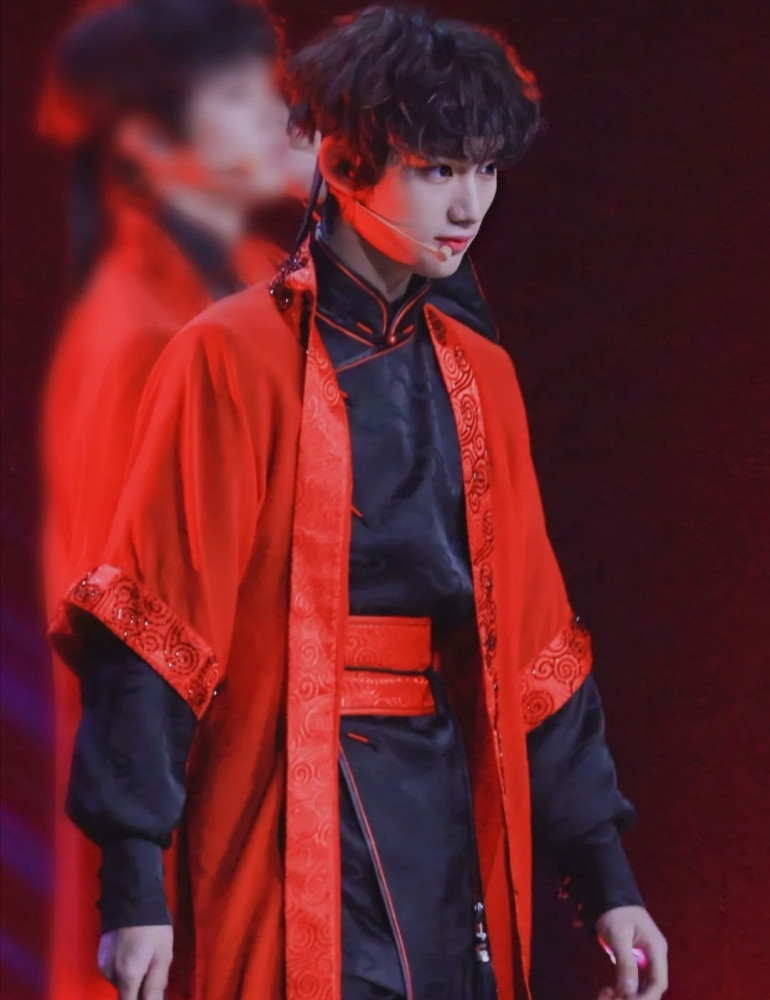 丁程鑫小小年纪便气度非凡,穿上古装温润如玉,不演古