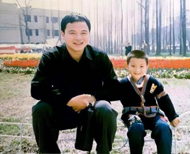 黄忠东曾为黄子韬看病考取医师资格证52岁病逝让人惋惜