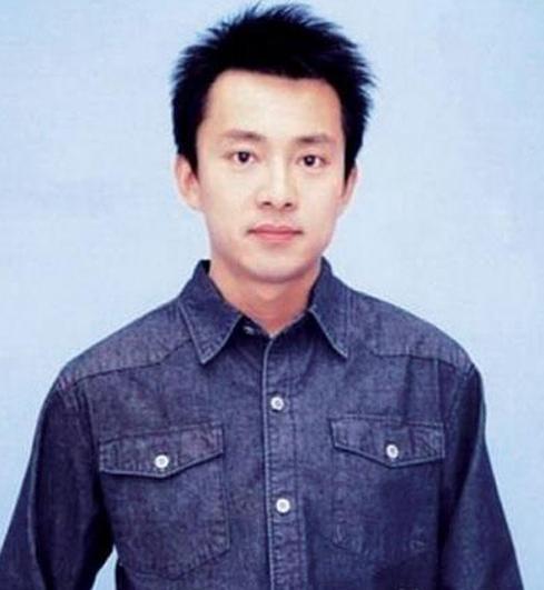 一开始,台里觉得亚宁太过年轻青涩了,一来经验不够,二来担心亚宁的