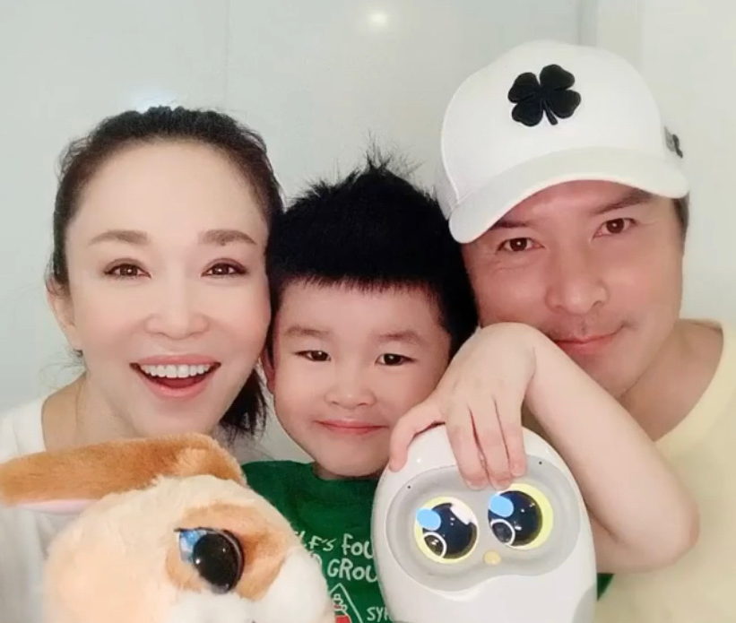 范文芳|49岁范文芳晒全家福，6岁儿子颜值超高，老公李铭顺头发花白