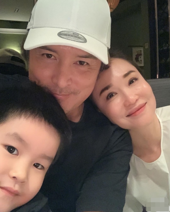 范文芳|49岁范文芳晒全家福，6岁儿子颜值超高，老公李铭顺头发花白