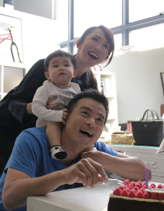 范文芳|49岁范文芳晒全家福，6岁儿子颜值超高，老公李铭顺头发花白