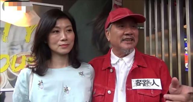 万梓良|63岁万梓良跑商演捞金，身材发福发顶稀疏，和小娇妻同框像两代人