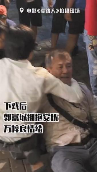 万梓良|63岁万梓良跑商演捞金，身材发福发顶稀疏，和小娇妻同框像两代人