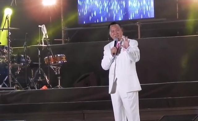 万梓良|63岁万梓良跑商演捞金，身材发福发顶稀疏，和小娇妻同框像两代人