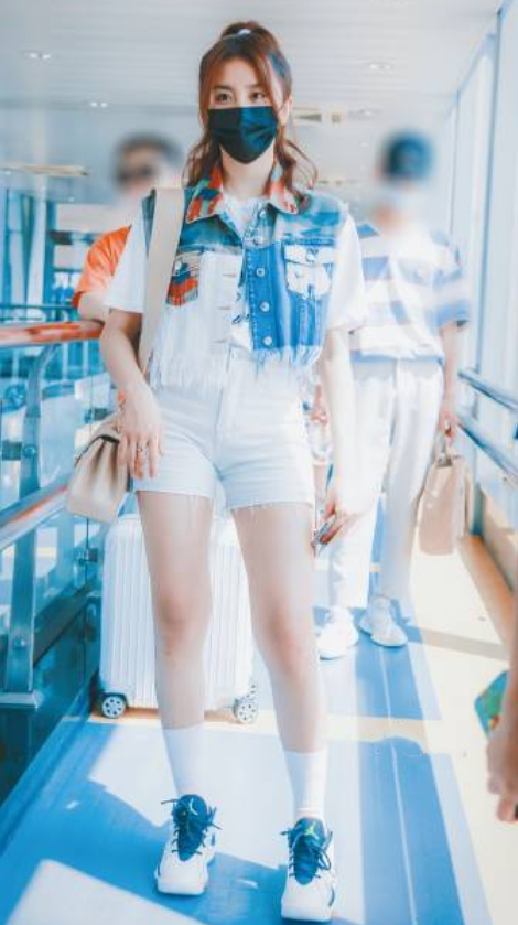 金子涵又胖出新高度看她穿上白袜后的腿粗到简直没眼看