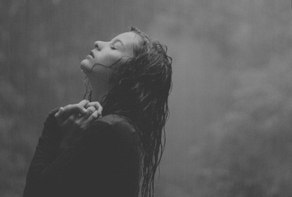 女人雨中淋雨伤感图图片