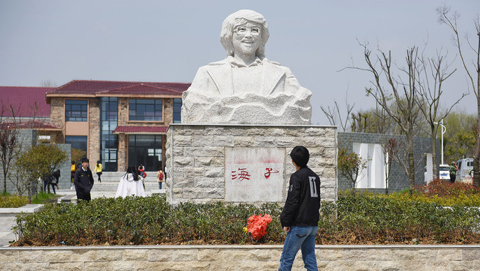 海子|海子：15岁辉煌，25岁落母，一生坎坷，死前一首诗绘出理想世界