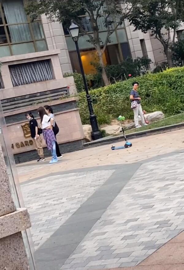贾乃亮|贾乃亮李小璐一家三口打羽毛球，甜馨玩得好开心，网友：希望复合