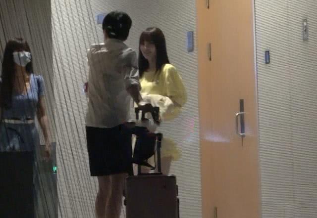 贾乃亮|贾乃亮李小璐一家三口打羽毛球，甜馨玩得好开心，网友：希望复合