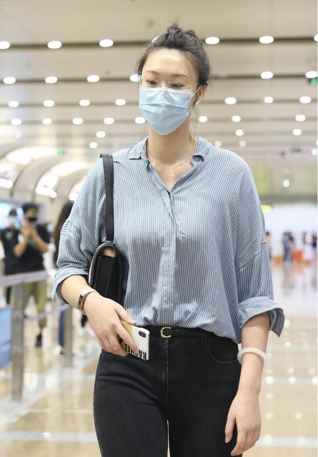 惠若琪美得突出穿软面衬衫配紧腿裤192cm也有迷人女人味