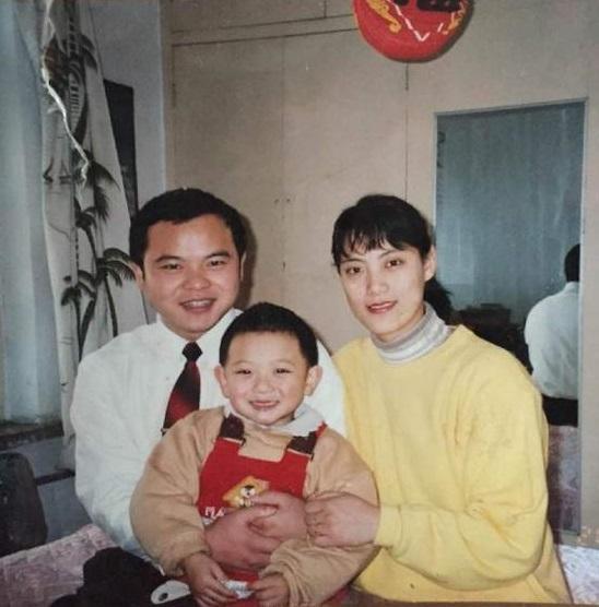 黄子韬|黄子韬父亲去世，空留200亿身家4家公司，未抱上孙子成遗憾