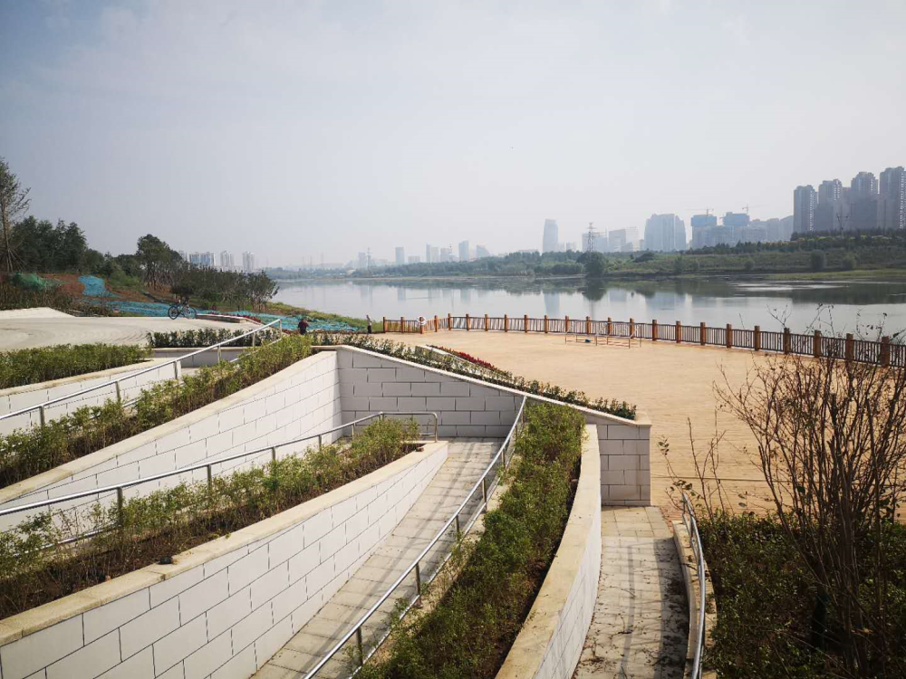 河南鶴壁新區淇河南岸公園觀景臺建好了正好國慶節來遊玩