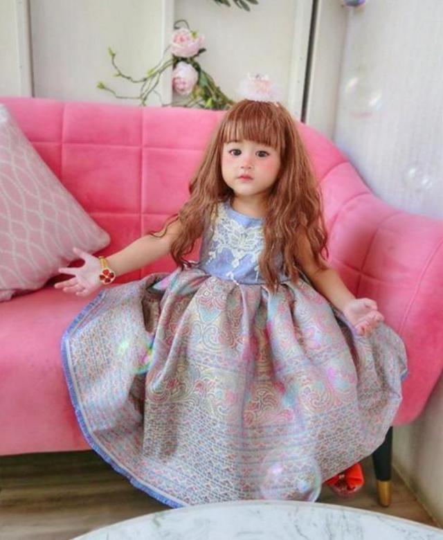 小女孩长得像洋娃娃被质疑整容妈妈晒合照后网友酸了