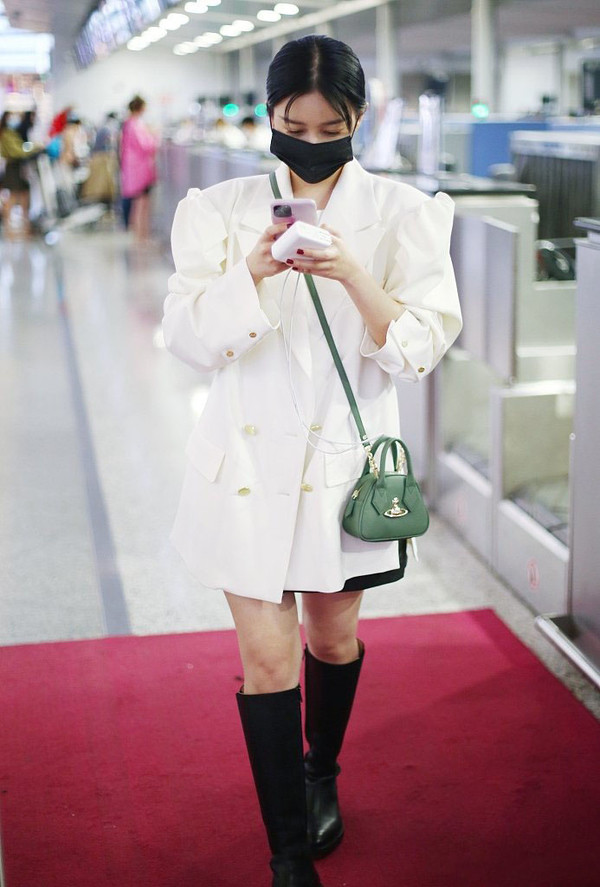 阚清子被经纪人逼着减肥后现身穿白西装高筒靴腿确实要减减了