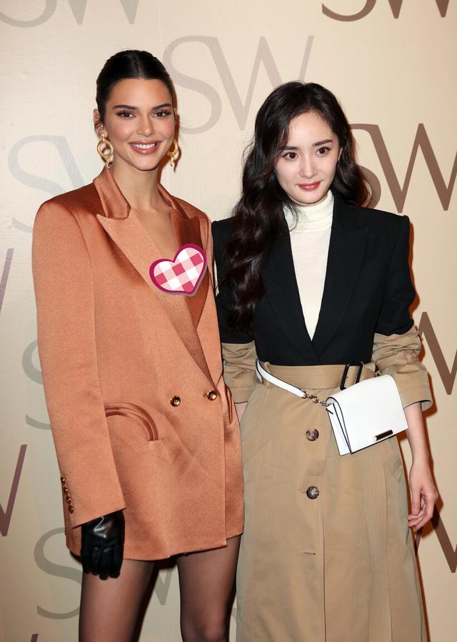 肯达尔·詹娜杨幂同框,各自示范秋季时尚,西装风衣潇洒大气