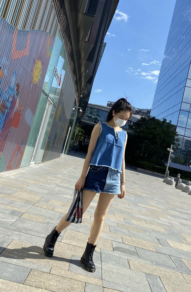 谁敢信这是17岁的腿?当赵今麦穿马丁靴伸腿那刻,简直长得要命