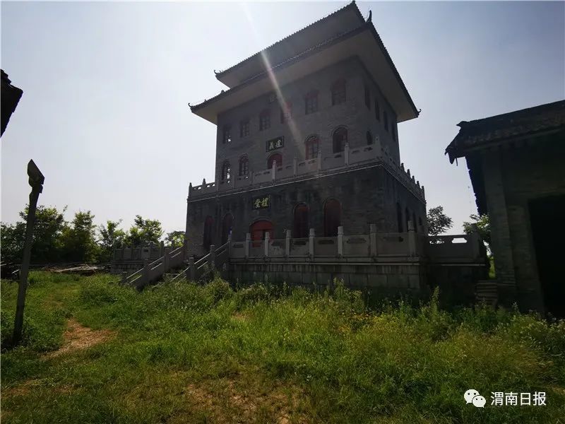 "这就是望湖楼,我上初中就在这二楼上课.