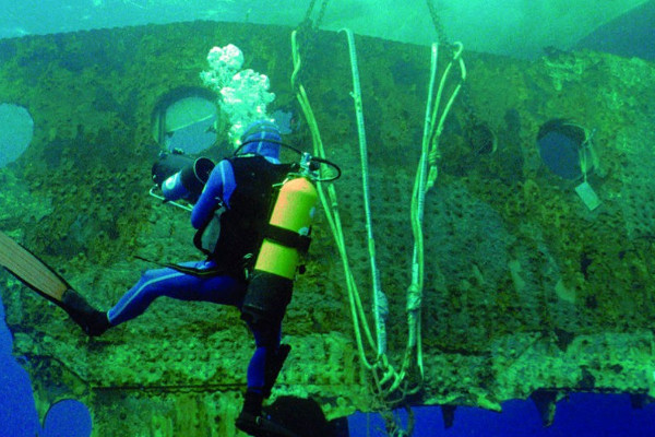 泰坦尼克号|泰坦尼克号已经沉没了百年，为何没人去打捞？专家：碰都不敢碰！