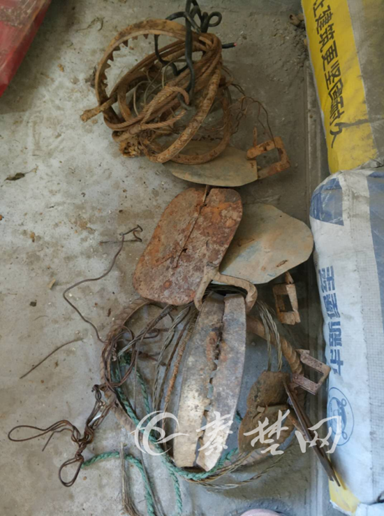 11 16 : 50 荆楚要闻 企鹅号 分享 评论 0 从徐某家中收缴的猎捕夹子