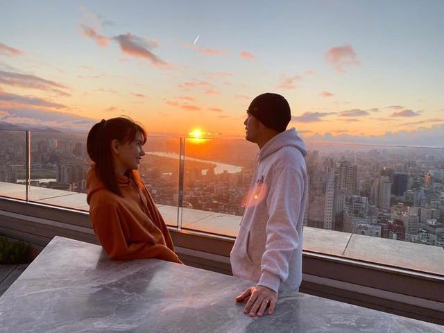 周杰伦|周杰伦绯闻女友十多位，因舆论分手侯佩岑，娶小14岁昆凌活成童话