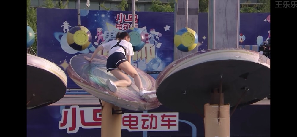 一号"这档穿关节目,同时还带着两位b站美女up主"欣小萌"和"小仙若"