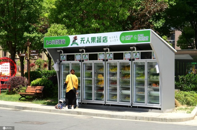 扫码即可买到新鲜菜品,并且24小时开放,便捷的买菜新模式得到了小区