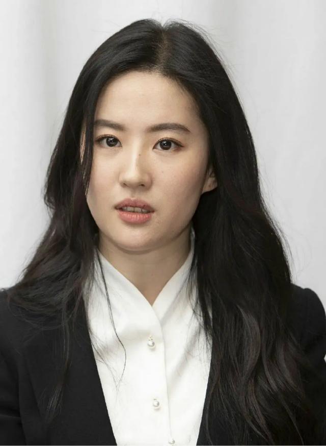 刘亦菲|刘亦菲又被骂上热搜？拍新片每天训练4小时，近照还被说胖