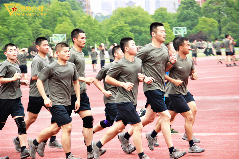 带你走进军校学员的军训感受他们的兵之初
