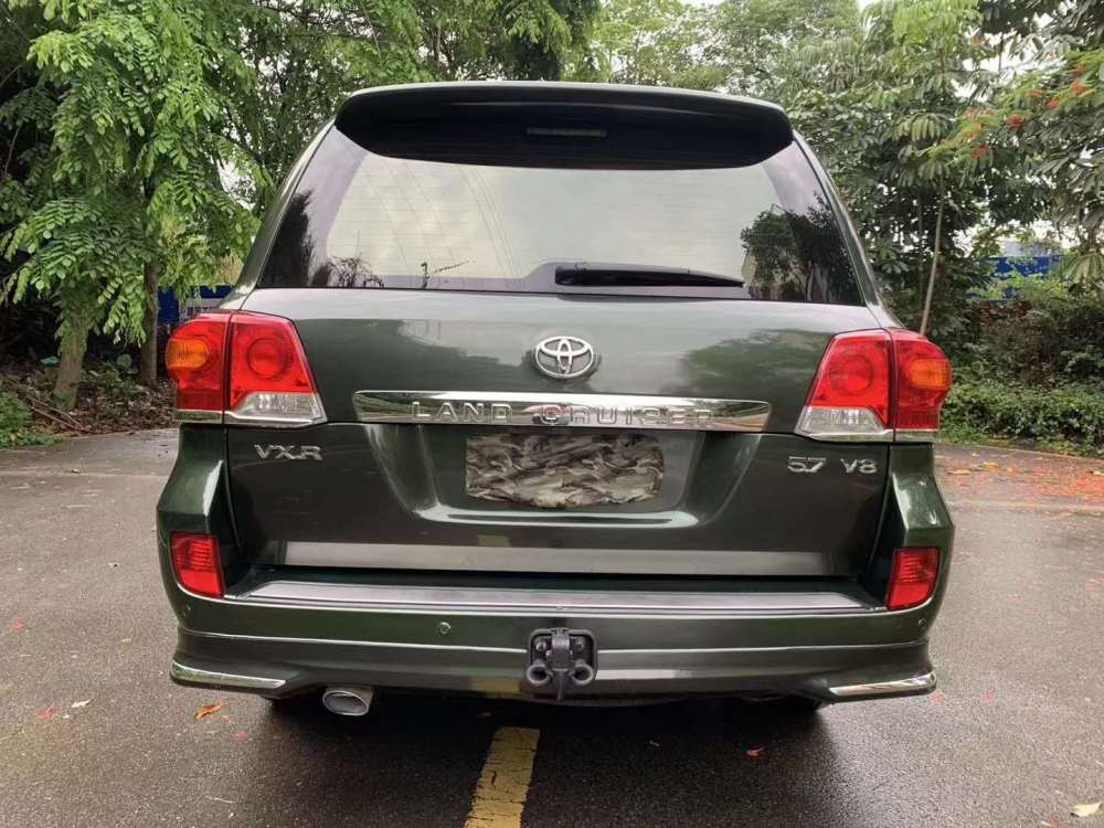 15年陆地巡洋舰5700售价25.8万,越野霸气感官瞬间来袭